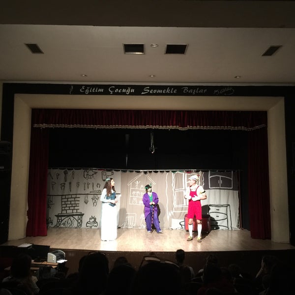 Alsancak Gazi Ortaokulu Tiyatro Salonu